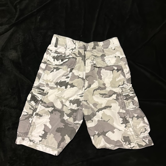 Foot Locker camo cargo shorts 30 - Picture 3 of 3